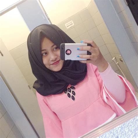 Pin By Sehat On Hijab Girl Hijab Mirror Selfie
