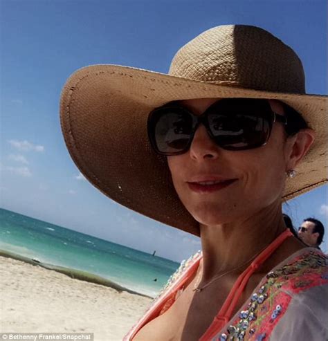Bethenny Frankel Shows Off Tanned Figure In Mexico Daily Mail Online