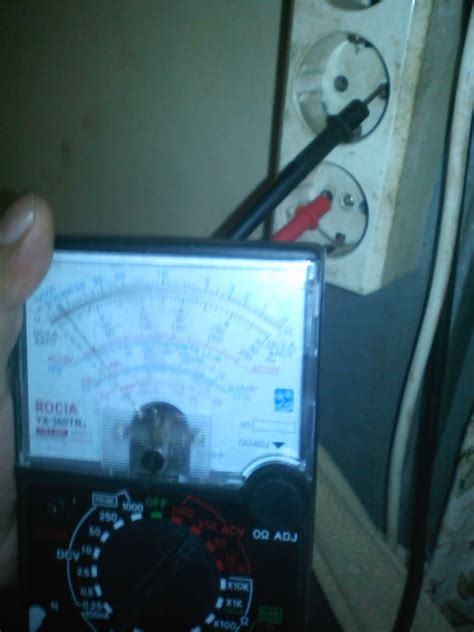Untuk melakukan pengetesan resistor yang berada dalam sebuah rangkaian, pada umumnya kita harus melepas resistor tersebut sehingga yang terbaca. Gbr. 2. pengecekan stopkontak dengan multimeter
