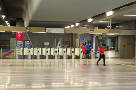 İstasyona bağlı büyük bir besleyici otobüs terminali ve aynı seviyede park ve sürüş tesisi 500 park yeri vardır. Kwasa Sentral MRT Station - Big Kuala Lumpur