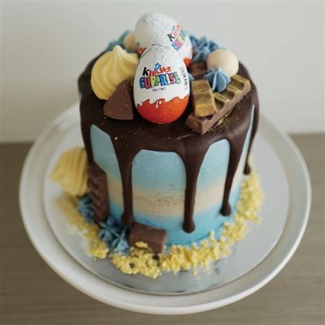 Maybe you would like to learn more about one of these? eine Fondant Torte in blauer und gelber Farbe und ...