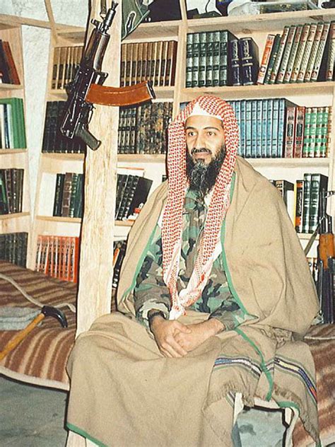 ظهور صور نادرة لزعيم القاعدة أسامة بن لادن تسجل يومياته في تورا بورا شاهدها