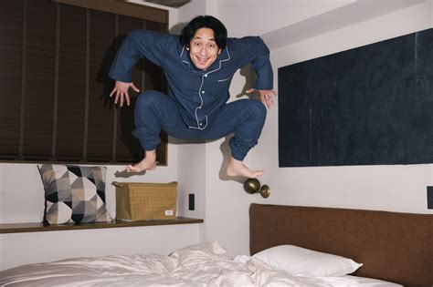 目覚めのよさに驚きベッドの上でジャンプをしてしまった男性の無料写真素材 ID 77885ぱくたそ