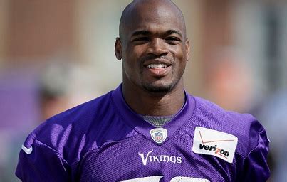 Jugador de fútbol americano se entrega tras ser acusado de golpear a