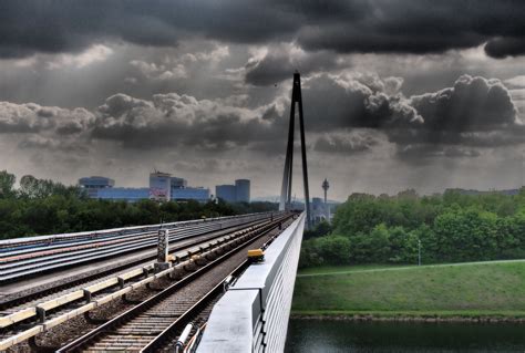 Für abwechslung sorgen raststationen und kinderspielplätze. Donaustadtbrücke Foto & Bild | europe, Österreich, wien ...