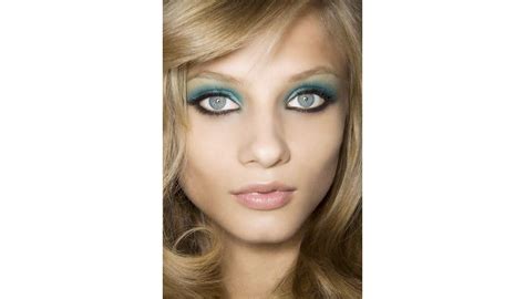Per look semplici o più particolari esistono dei make up tutorial l' azzurro è un colore talmente limpido e bello che non ha bisogno di sfumature per renderlo più intenso. Come truccare gli occhi azzurri, consigli e ispirazioni ...