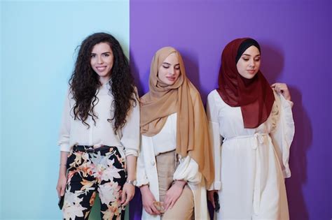 Retrato Grupal De Hermosas Mujeres Musulmanas Dos De Ellas Vestidas A La Moda Con Hiyab