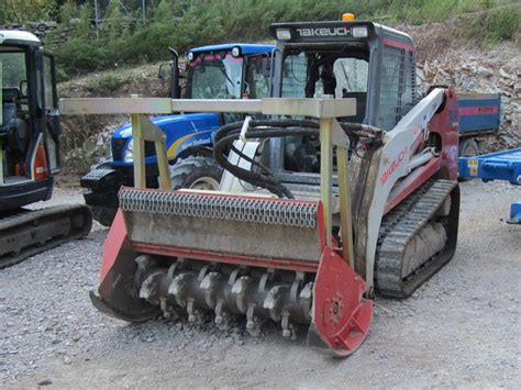 Ag mit sitz in der idyllischen italienischen provinz südtirol produziert professionelle landmaschinen für die pflege der öffentlichen grünfläche und forstwirtschaft. File:Мульчер Midiforst skid steer производства Seppi M ...
