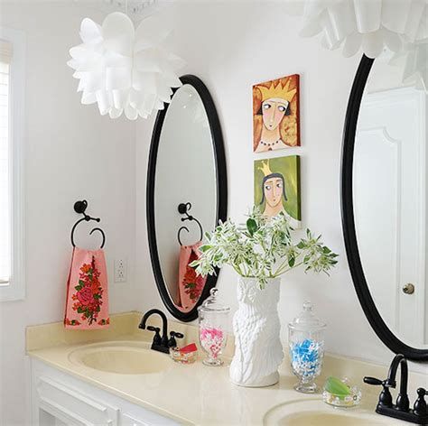 Especially against a classic dark navy or black wall, it pink bathrooms are from the 50s (although some are older), because it was mamie eisenhower's favorite. 25 Small Bathrooms with Good Feng Shui