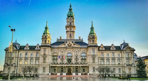 Magyarország ˈmɒɟɒrorsaːɡ ()) is a landlocked country in central europe. Das wunderschöne Rathaus von Győr | Ungarn-TV.com ...