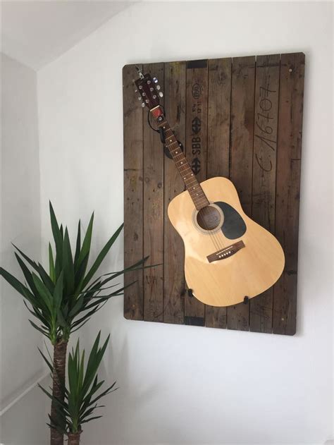 wandhalterung gitarre aus holz decoracao decoracao de camas suporte