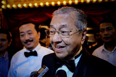 Dokumentari mahathir 2003 vcd 2 dari 4. Dr Mahathir ucap selamat bersara dengan aman pada Najib ...