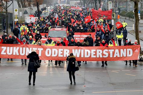 2500 Daimler Beschäftigte demonstrierten in Berlin Marienfelde für ihr