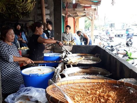 Street food crispy pisang goreng or banana fritters or crispy fried banana is one of the most popular street food snack in south. Kriuk Renyah! 5 Pisang Goreng Tanduk yang Enak ada di Sini