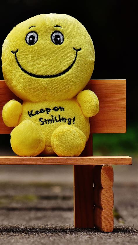 Emoji meaning a yellow face with smiling eyes, a closed smile, rosy cheeks, and several hearts floating around its head. Pin by Io Volio on wallpaper | Happy smiley face, Emoji ...