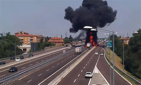 Un tir ha invaso un cantiere e investito due operai che sono morti sul colpo. Bologna, incidente ed esplosione: cosa e come è successo ...