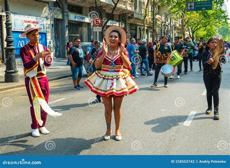 Bolivianos Celebran La Cultura Y Las Tradiciones De La Comunidad