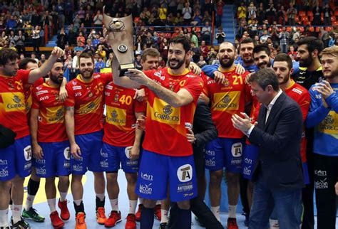 España decepciona y se atasca ante polonia. Balonmano: España destroza a Polonia y está lista para el ...