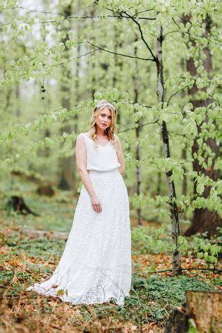 Locker und luftige brautkleider mit viel spitze und mit. Brautkleid schlicht, mit Spitze und Tüllrock | Brautkleid ...