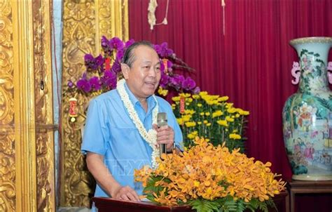 Phó thủ tướng thường trực chính phủ trương hòa bình thăm hỏi công nhân tham gia phòng, chống dịch bệnh tại công ty trách nhiệm hữu hạn kim may organ, nơi có khoảng 1.250 lao động, chuyên sản xuất các loại kim may. Phó Thủ tướng Thường trực Trương Hòa Bình tặng quà Tết cho ...