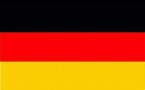Il a connu beaucoup d'évolutions avec notamment la présence mythique d'un aigle noir au centre. Allemagne - Drapeau - Arts et Voyages