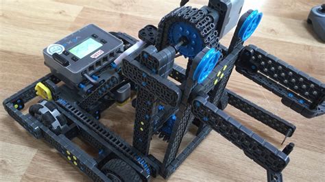 The vex iq challenge is a stem competition for ks2 and ks3 students to test their robot design and programming skills. Vex IQ Next Level Robot - The Auto Stacker | FunnyDog.TV