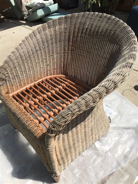 I've read different articles saying to use oil based and some said spray paint. How to Re-Coat Wicker Furniture - Shades of Blue Interiors