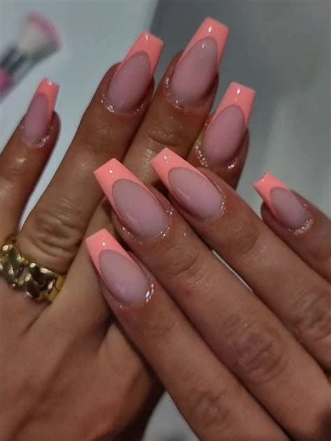 45 Coral Nail Designs Youll Want To Try This Season The Ka Edit Coral Nails With Design