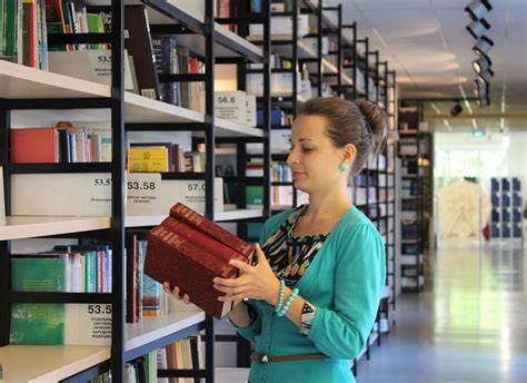 How To Become A School Librarian Job Details And Requirements