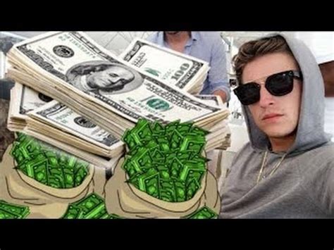 En in bovenstaande video is te zien dat de rapper het heel erg naar zijn zin heeft. LIL KLEINE SPENDEERT €20 000 IN ÉÉN DAG OP IBIZA !! - YouTube