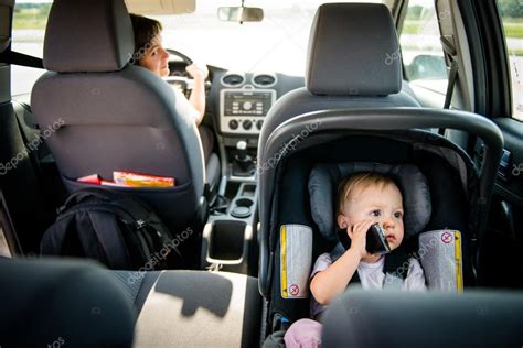 Madre E Hijo En Coche — Foto De Stock © Martinan 54594203