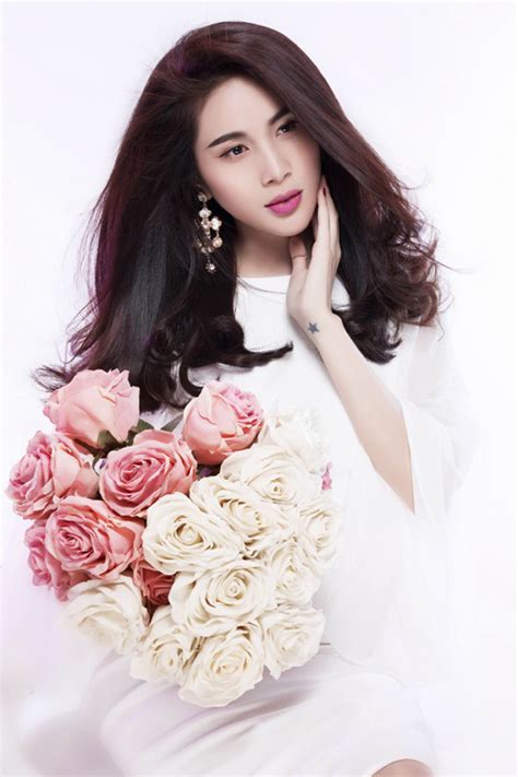 Thủy tiên và công vinh trao đổi với người dân địa phương Công Vinh - Thủy Tiên sẽ kết hôn vào tháng 12?