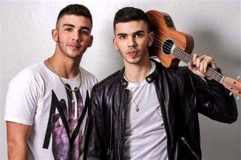 Ahí empezó toda la historia. Manuel y Julián Turizo firman contrato con Sony Music ...