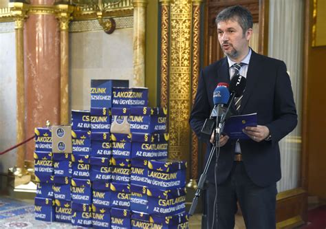 Kertészeti segédmunkás lesz egy időre hadházy ákos országgyűlési képviselőből, így dolgozza le a dudálós tüntetések miatti büntetését. Ha egymilliót nem is, 680 ezer szignót összeszedett ...