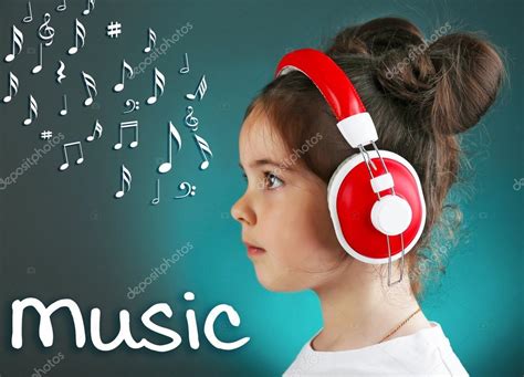 Niña Escuchando Música — Fotos De Stock © Belchonock 110135972