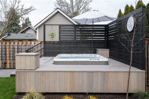 Hot Tub Trong Khu Vực Sân Thượng Gỗ Cách Tuyệt Vời để Tận Hưởng Sự