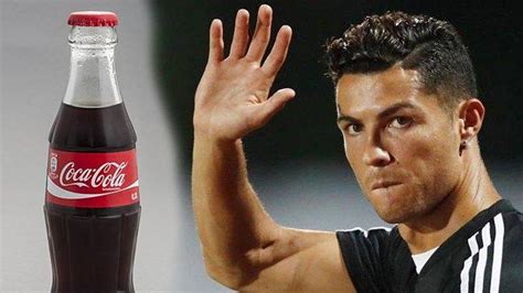 Ronaldo, basın toplantısında masada önünde duran coca cola şişelerini kalmış yerine su koymuştu. POPULER Cristiano Ronaldo Ganti Botol Coca-Cola dengan Air ...