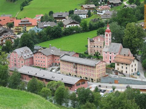 80 dreitausender, 164 almen, 850km wanderwege und 4 skigebiete erwarten sie sommer wie winter, frühling wie herbst im urlaub im ahrntal. Über das Ahrntal - Puschtra