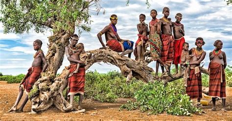 「脱いだら家族になれた」写真家ヨシダナギがアフリカの裸族を撮り続ける理由【2023】 ヨシダナギ アフリカ 写真家