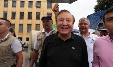 Tras conocerse la suspensión por tres meses que le impuso la procuraduría por posible participación en política, el hasta ahora alcalde de bucaramanga, rodolfo hernández, renunció a su cargo de manera irrevocable y definitiva, quedando tan sólo 1 mes para designar a su sucesor y 3 meses para. Rodolfo Hernández finalizará su mandato como alcalde de ...