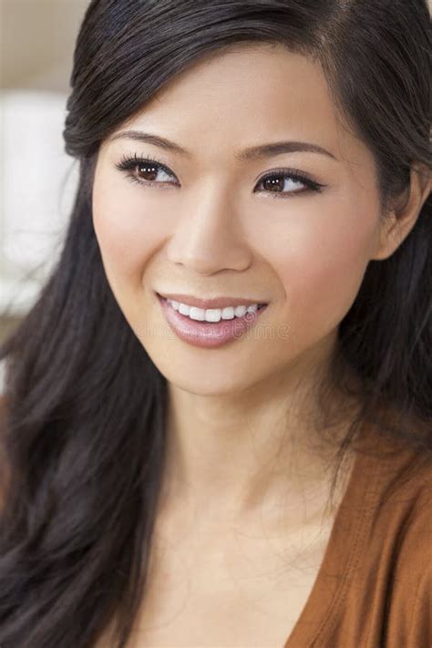 Het Mooie Chinese Oosterse Aziatische Vrouw Glimlachen Stock Afbeelding Image Of Gelukkig