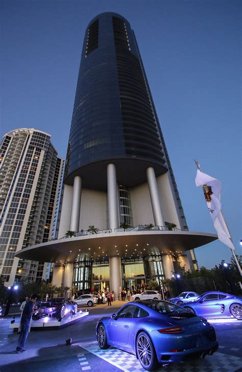Este es un nuevo edificio de 64 pisos con excelentes vistas de la ciudad y el mar. Se inaugura el primer edificio Porsche Design Tower del ...