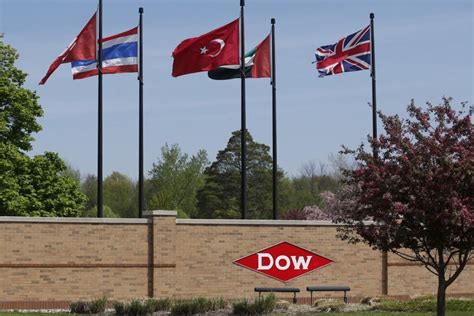 Dow Chemical Dupont To Merge In A 130b Deal Ahead Of 3 Way Split