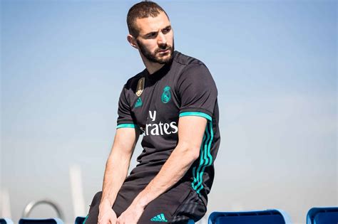 It covered a period from 1 july 2016 to 30 june 2017. Les maillots du Real Madrid pour la saison 2017/2018