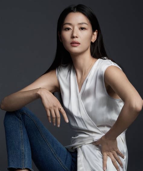 '연중라이프'에 따르면 전지현은 약 3억원대의 명품 b사 모델의 차량을 소유, 15위에 올랐다. 전지현 스톤헨지 가을 화보 : 네모판