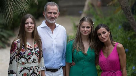 Le Roi Felipe Vi Et La Reine Letizia Despagne Saffichent Aux Côtés De