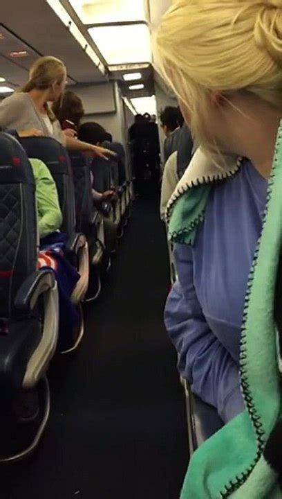 Une Femme Hystérique Et Raciste évacuée Dun Avion Vidéo Dailymotion