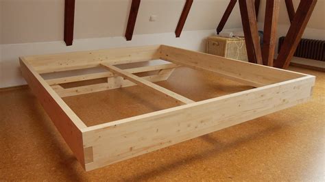 Das bett mit den innenmaßen 180 x 220 cm hat überlänge.konstruktionszeichnungen im maßstab. DIY Massivholz-Bett selber bauen - YouTube