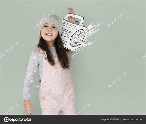 Petite Fille Avec Boombox Image Libre De Droit Par Rawpixel © 152853346