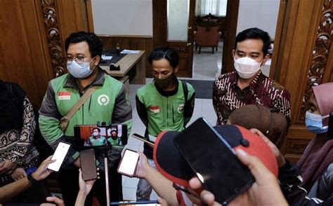 Ok sobst semunya, memanag selaluus saja sosial media ada berita terbaru yang menghebohkan jagat netizen. Viral Dua Pengemudi Ojol Solo Kirim Miras, Gibran: Semua ...